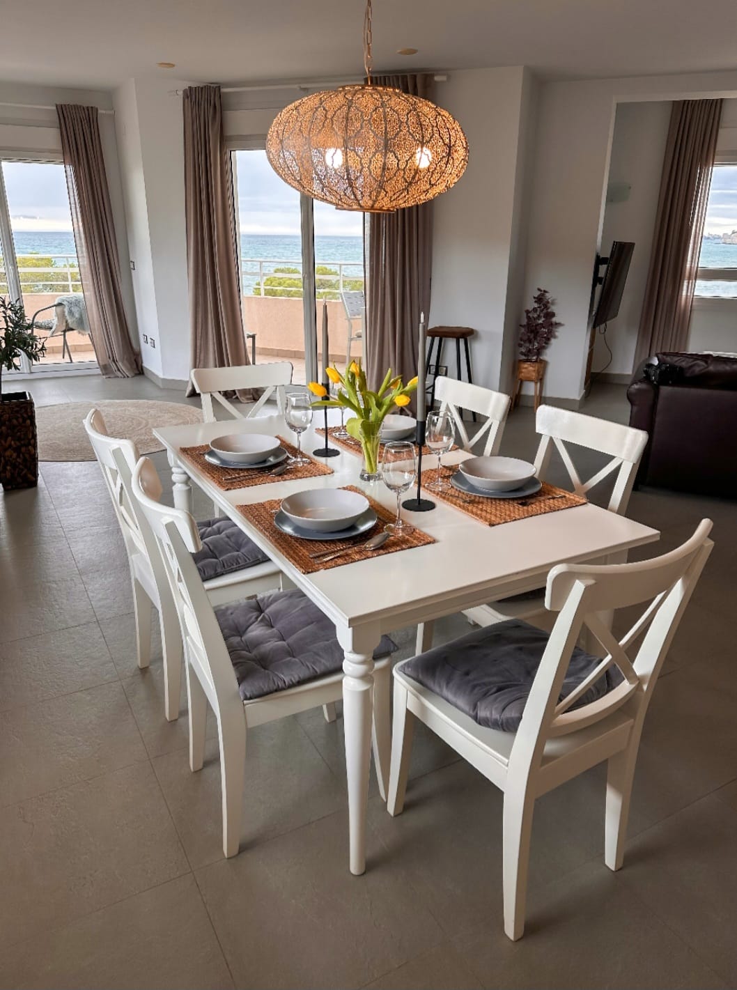Moraira Beach, Salón